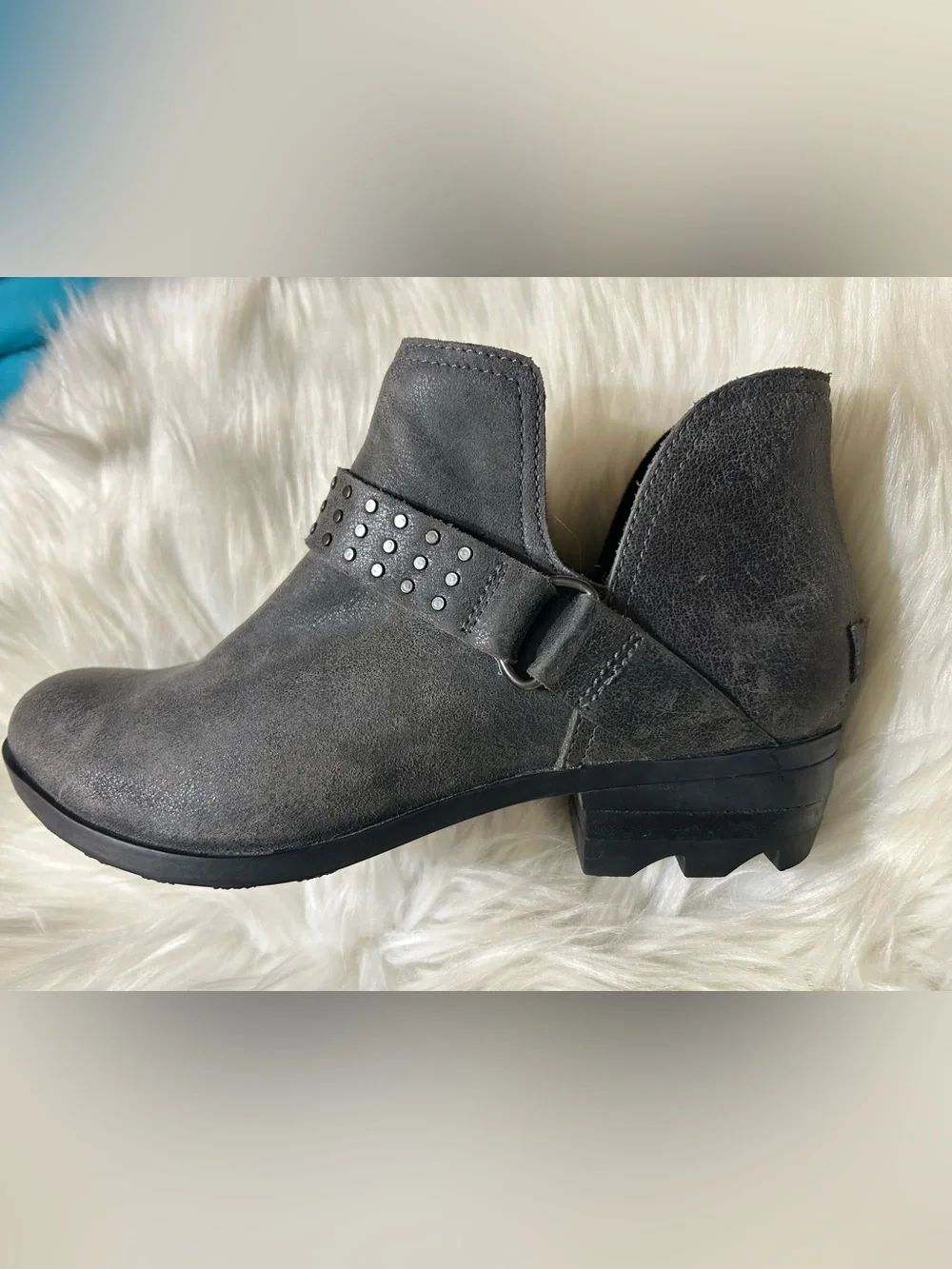 Sorel Lolla II Strap Stud Distressed Boots Size 9